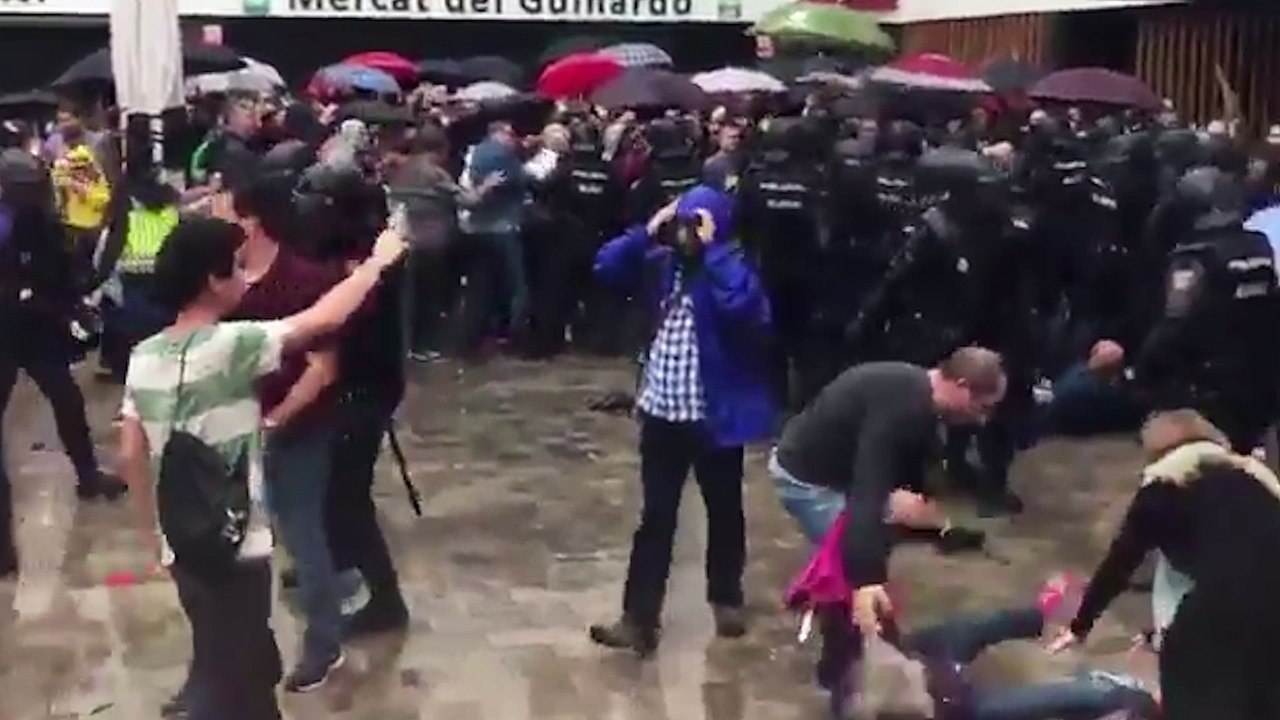 Decenas de heridos durante las cargas policiales del 1-O