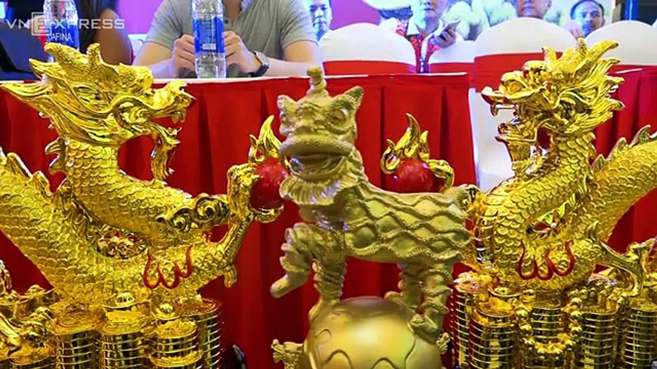 Nhiều đội lân té ngã khi tranh cúp Lân sư rồng ở Sài Gòn Sáng 1/10, đội lân từ các tỉnh miền Tây và miền Trung tham gia