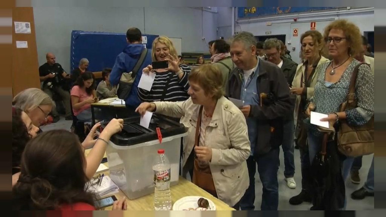 Katalonien: Lange Schlangen vor Wahllokalen