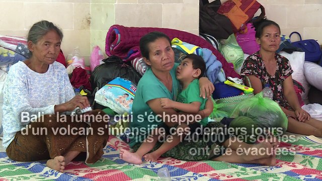 Volcan à Bali: la fumée s'épaissit, le nombre d'évacués augmente