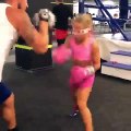Une petite fille à l'entraînement avec les yeux bandés !