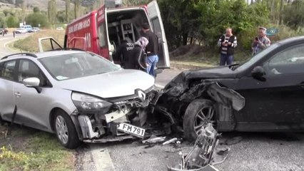 İki Otomobil Çarpıştı: 1 Ölü, 4 Yaralı