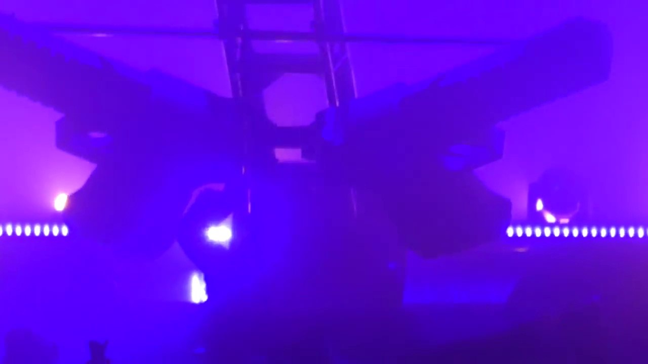 Marilyn Manson se prend le décor sur scène en plein concert !
