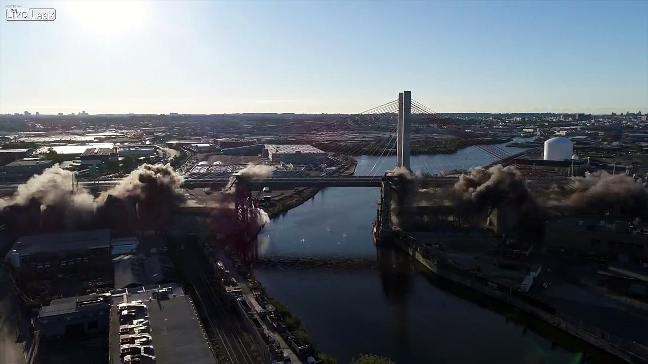 Démolition d'un pont collé à un autre à New York vu de Drone ! Kosciuszko Bridge - Brooklyn