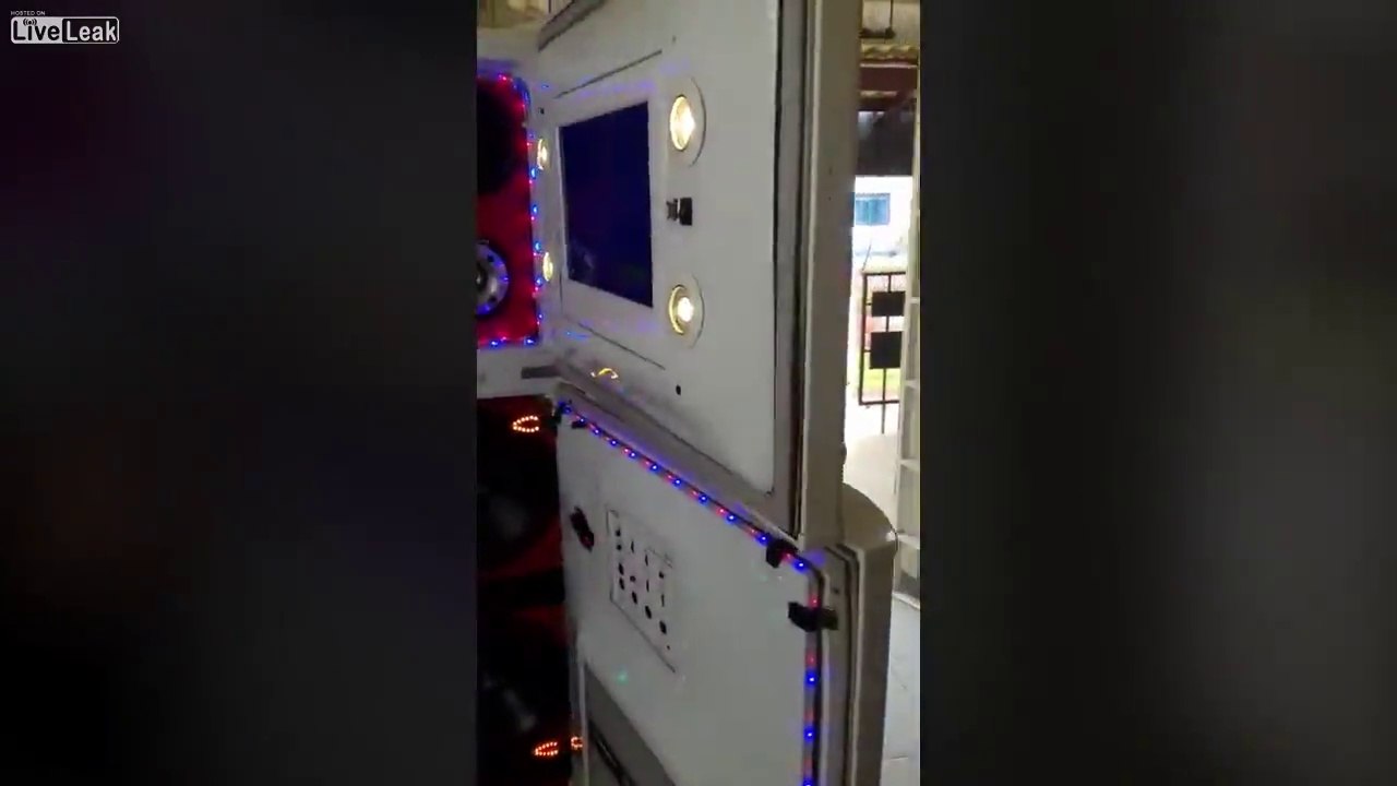 Ce frigo... est une enceinte géante !! Tunning dans la cuisine !