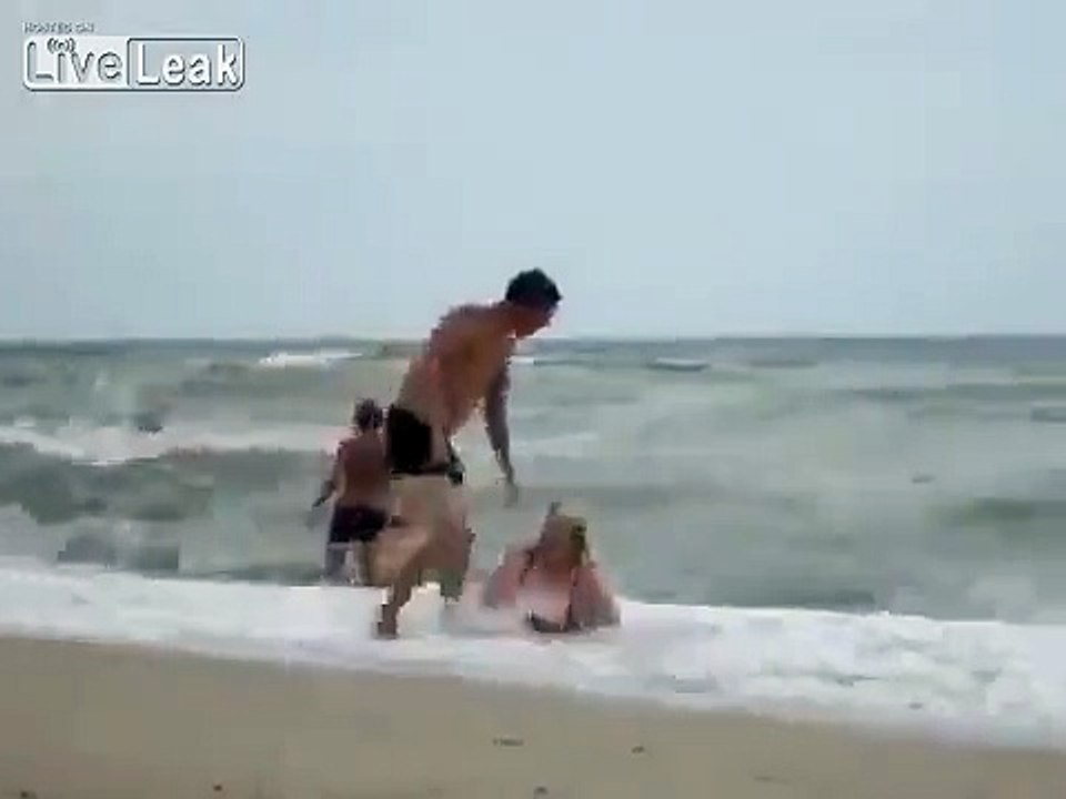 Ivres ce couple de russes n'arrive pas à sortir des vagues au bord de la plage !