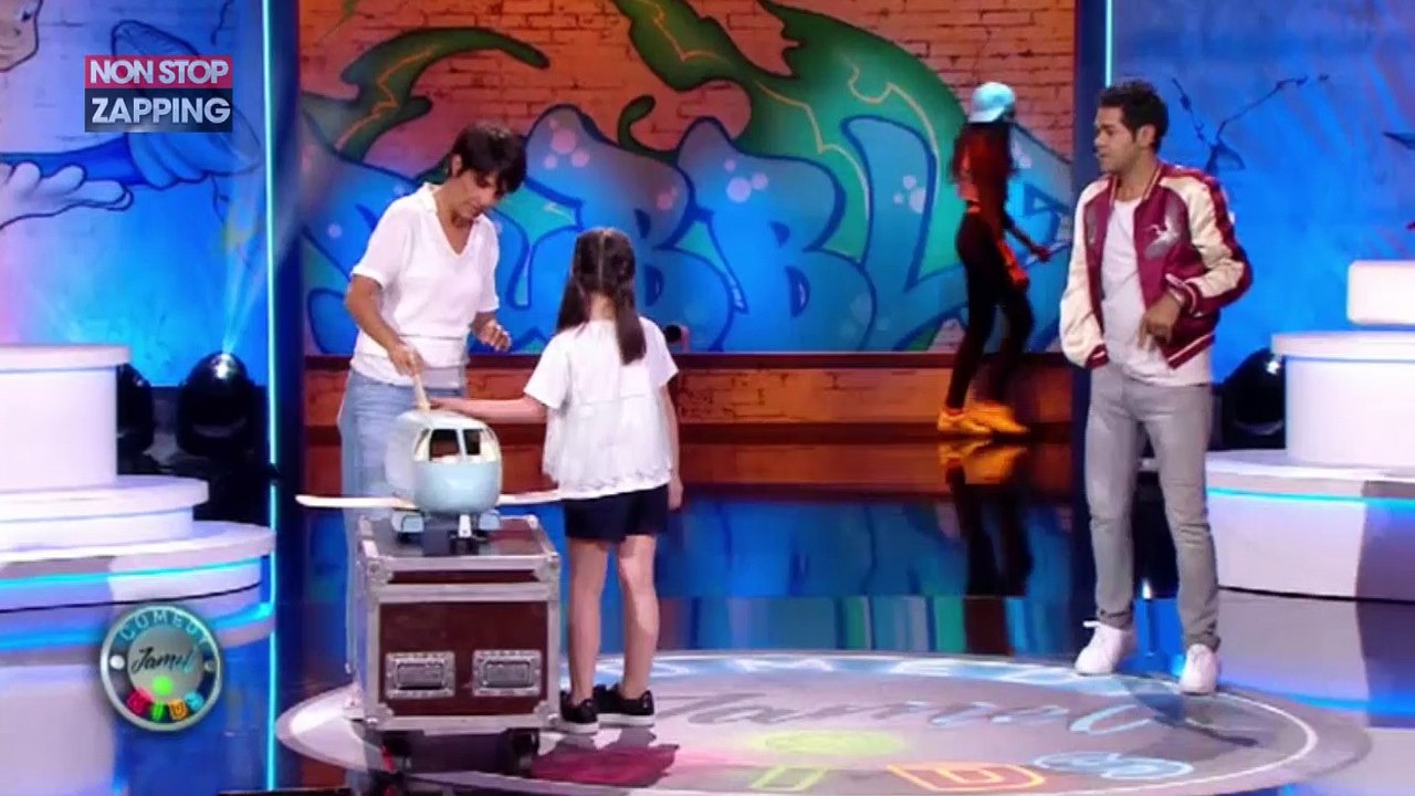 Florence Foresti offre son avion de Barbie à la jeune Stella dans le "Jamel Comedy Kids" (vidéo)