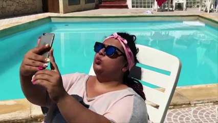 Виды девушек у бассейна 