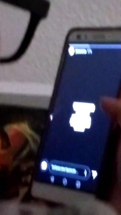 Die Katze quetscht sich unter den Schrank und dann...