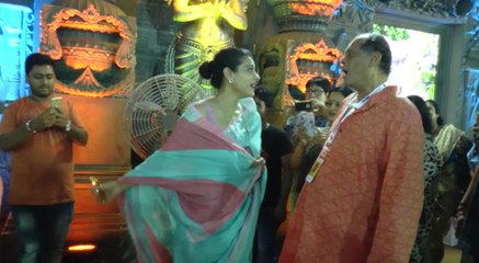 KAJOL SERVE BHOG TO ALL THE DEVOTEES OF MAA DURGA  & SHAAN PERFORMANCE