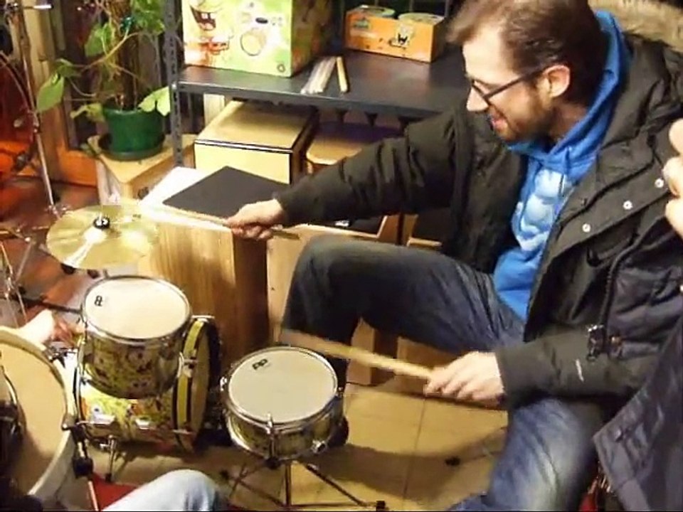 Ce batteur professionnel joue sur une batterie pour enfant !