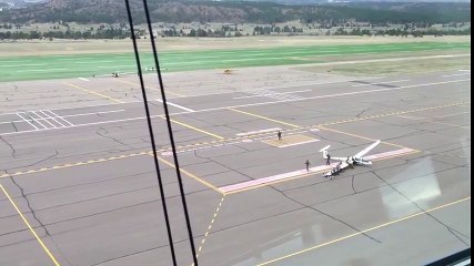 Video herunterladen: Des vents violents forcent des avions à décoller en urgence sur cette base de l'US Air Force !