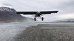 Atterrissage sur-place d'un avion face à des vents très forts en Alaska !