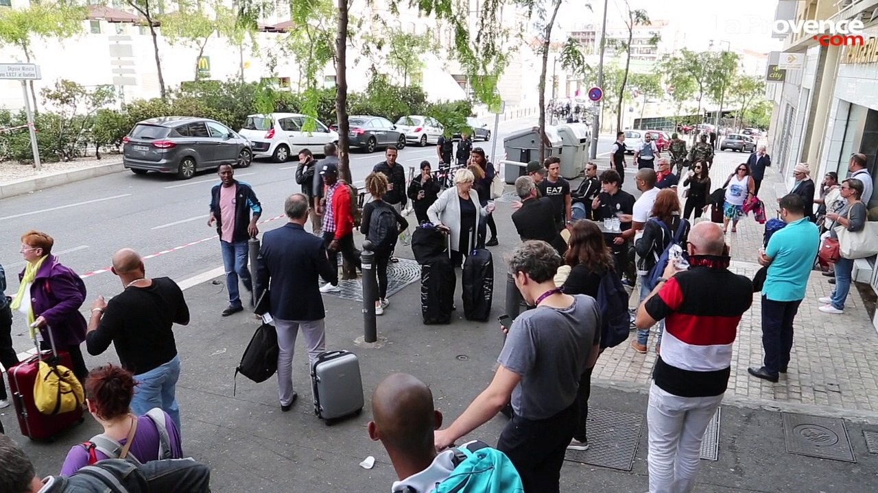 Attentat à Marseille : les images de la police scientifique devant la gare Saint-Charles