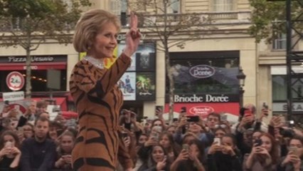 Jane Fonda engalana un desfile en los Campos Elíseos