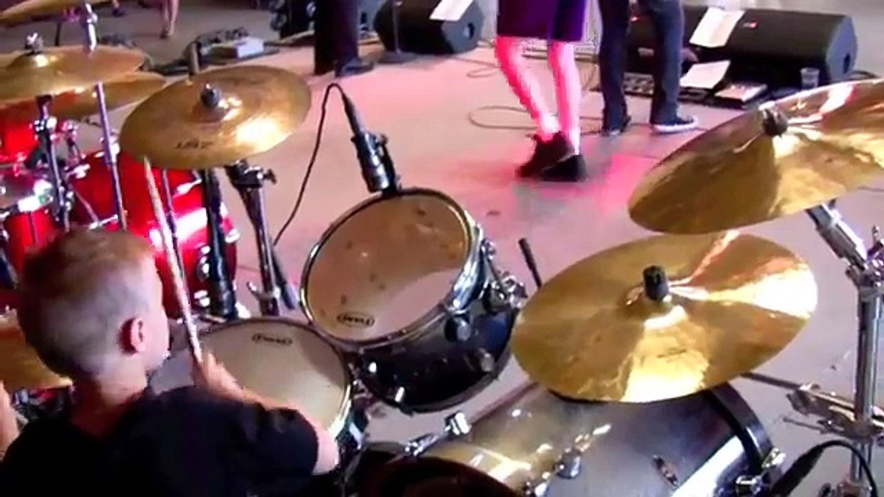 THUNDERSTRUCK - LIVE (5 year old Drummer) Avery Drummer Molek (Drum Cover)
