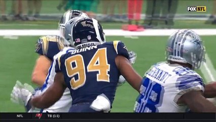 Ezekiel Elliott zigs and zags through hole for 16-yard gain