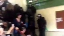 Barcelone : cette femme se fait tirer par les cheveux par les forces de l’ordre pour l’empêcher de voter