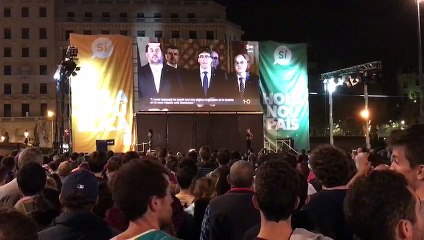 Plaça Catalunya presencia l'anuncia de Puigdemont i canta Els Segadors