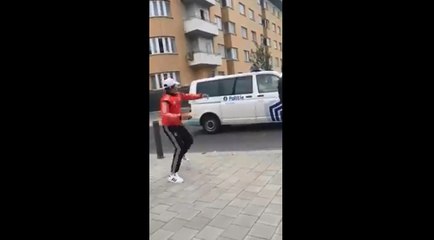 Un jeune casse la vitre d’un policier alors qu’il y est dans.