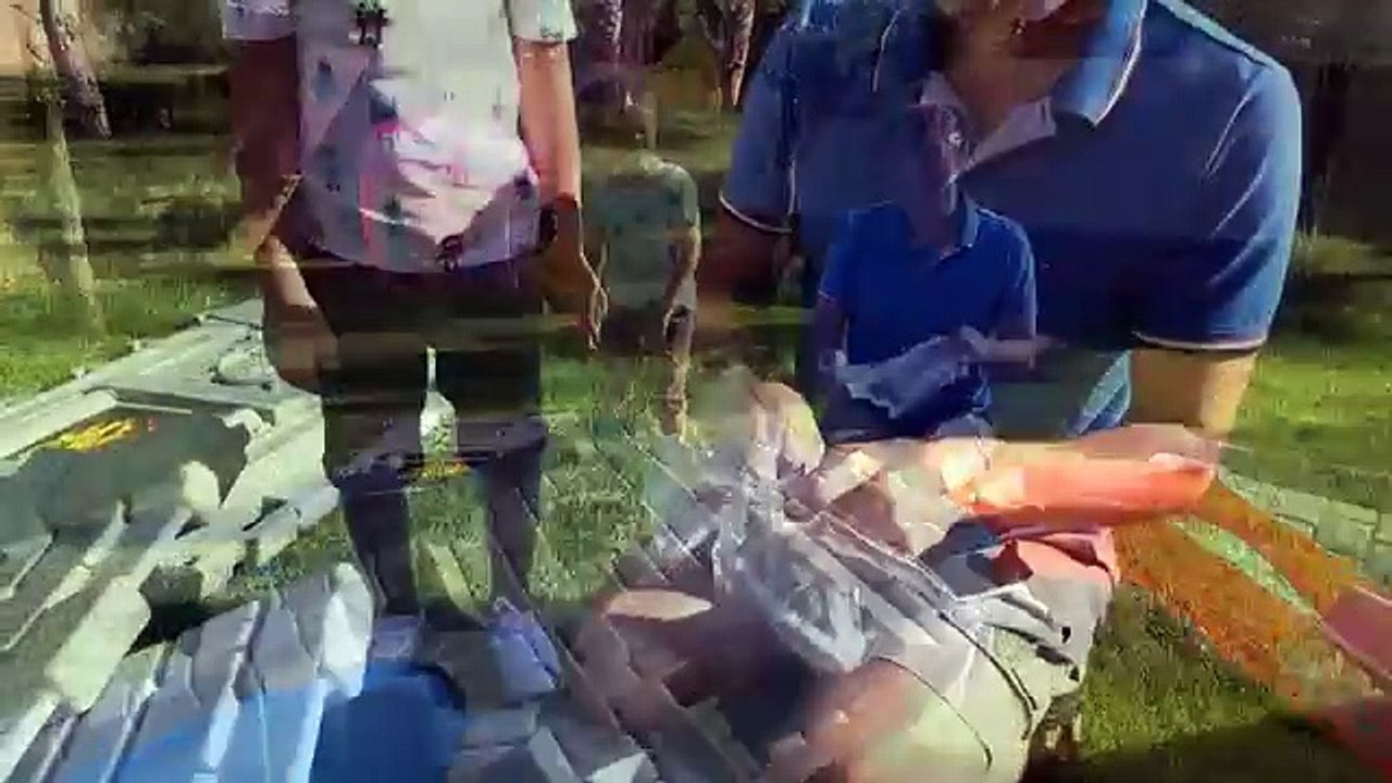 Замок и смотровая башня Большой Игрушечный домик с горкой Катаемся с горки в бассейн Макс строит Дом