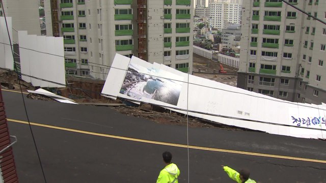 아파트 신축 공사장 옆 도로 무너져 일부 정전·단수 / YTN
