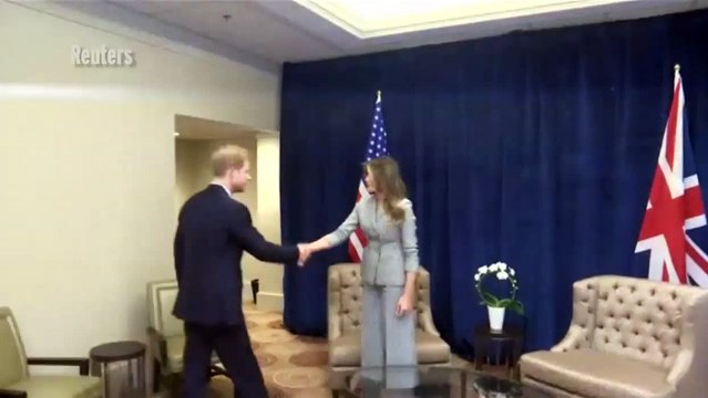 Le prince Harry fait un signe sataniste quand il rencontre Melania Trump