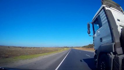 Descargar video: Un chauffeur de camion empêche une voiture de doubler