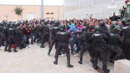 Référendum catalan: la police bloque les bureaux de vote