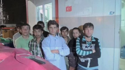 Soğukta Üşüyen Afgan Göçmenlere Polisten Çay İkramı