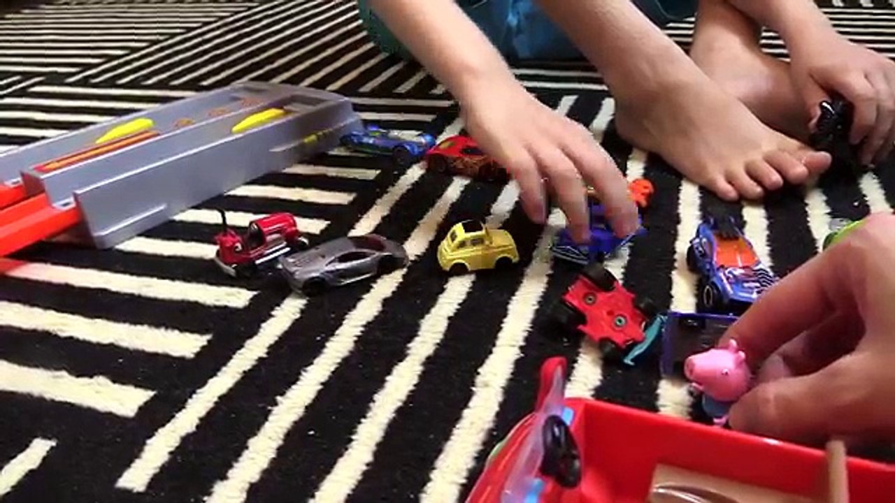 Hot Wheels Velocidade Vertical George da Peppa Pig Massinha Play Doh Toys Kids Video Disney Cars