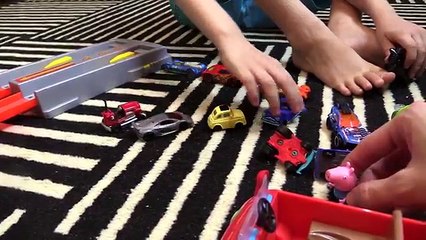 Hot Wheels Velocidade Vertical George da Peppa Pig Massinha Play Doh Toys Kids Video Disney Cars