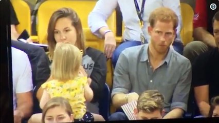 Une fillette mange le pop corn du prince Harry