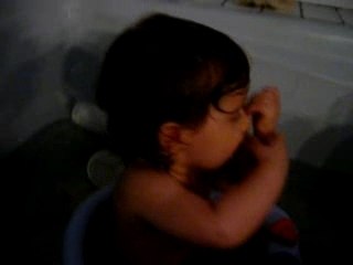 Emma prend son bain
