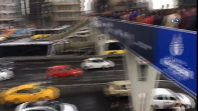 Yenibosna Metrobüs Durağında İnsan Seli