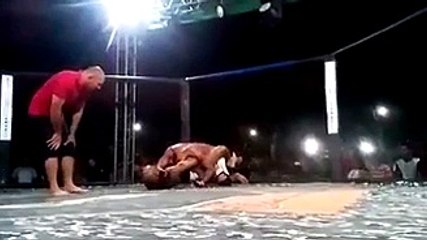 MMA : Un combattant évite la mort de peu après une erreur d'arbitrage
