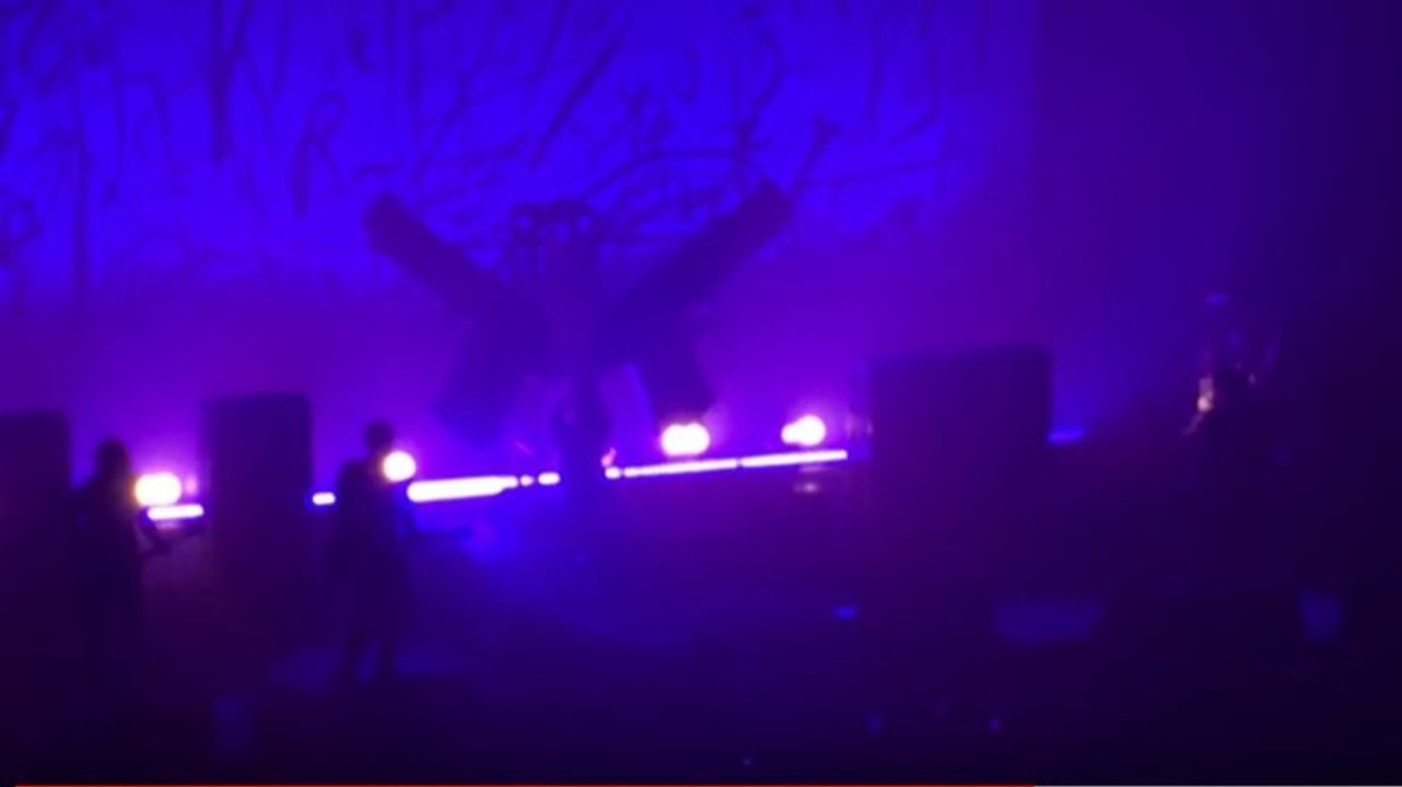 Marilyn Manson écrasé par deux pistolets géants