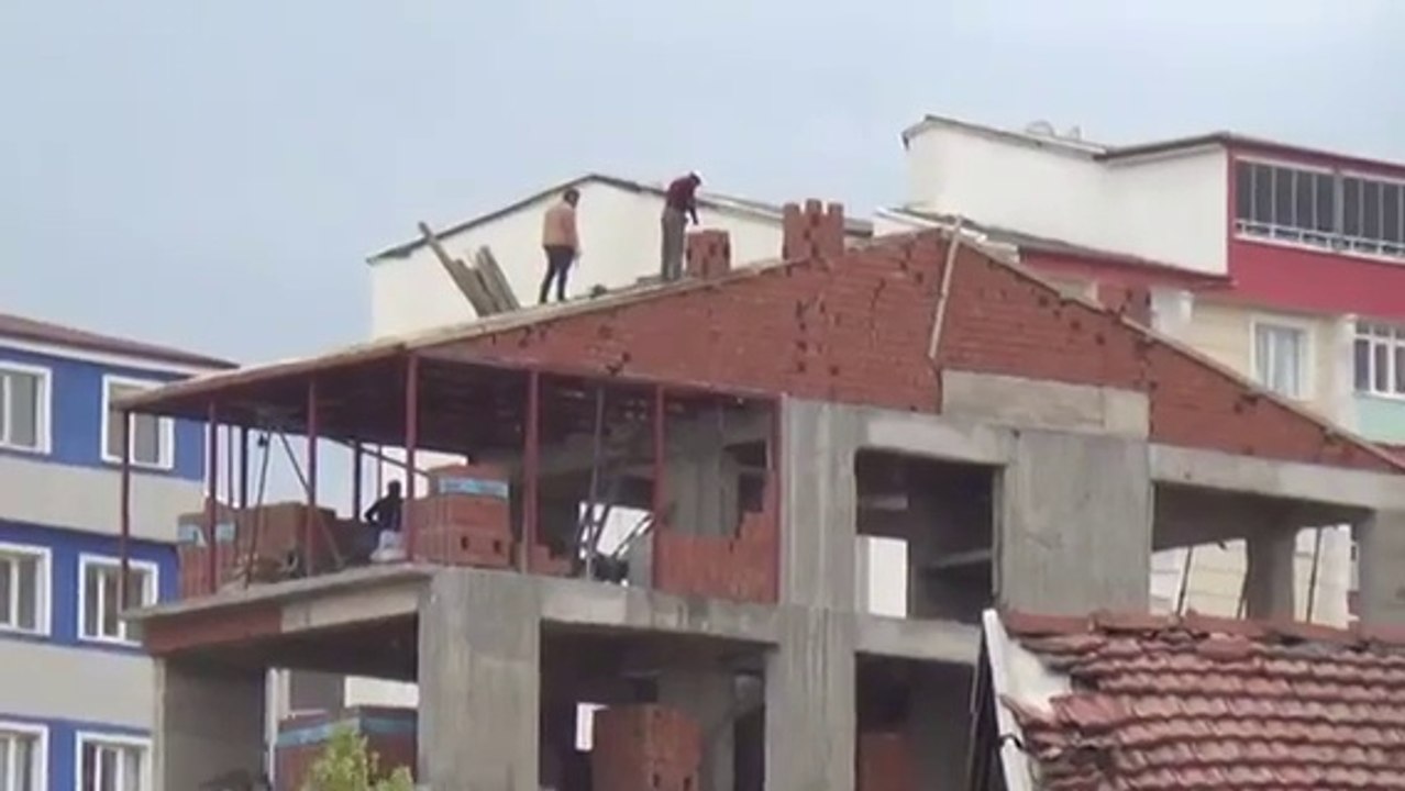 ÖLÜMLE DANS ETTİLER