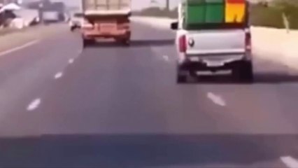 على طريق السريع سيارة تريلا وديستون يتناحرون شف النهاية