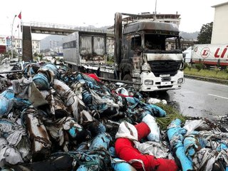 2 Kişinin Öldüğü Kazanın Ardından TIR'ı Ateşe Verdiler