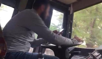 Yolcular cep telefonuyla kaydetti: Bir elde direksiyon, diğerinde telefon