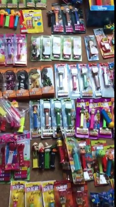 Collection de bonbons PEZ jamais vue !! Ce fan en a des centaines !