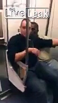 2 adultes se disputent une place assise dans le métro comme des enfants...