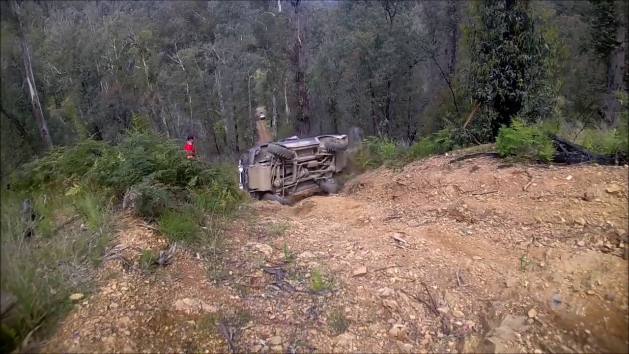 Caler en pleine montée en 4x4.. Mauvaise idée !! Tonneaux et roulades à suivre pour ce Nissan