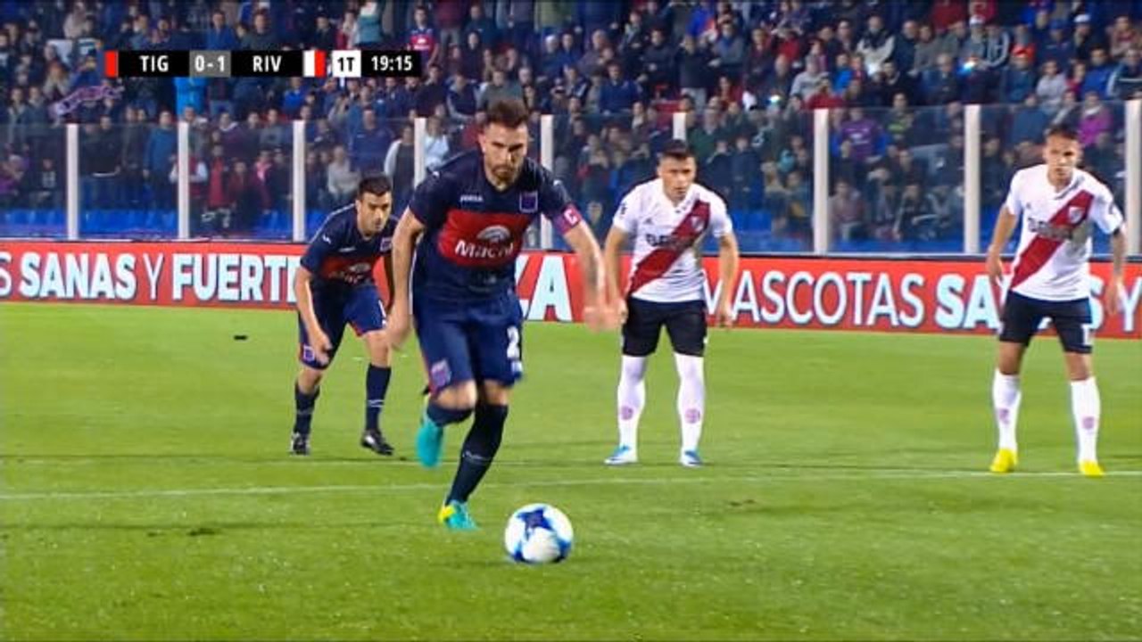 Stracqualursi misses penalty and open goal rebound