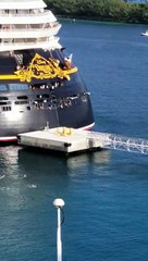 Un bateau de croisière rate son accostage et percute un ponton