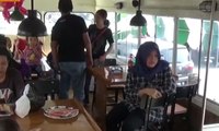 Menarik! Bus Bekas TNI Disulap Jadi Kafe Berjalan