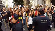 Estudiants es concentren contra la policia espanyola