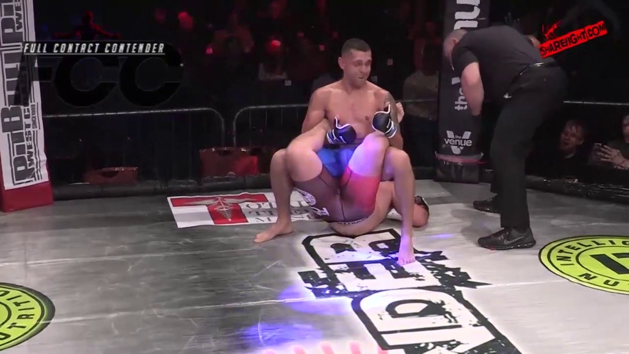 Ce combattant MMA ridiculise son adversaire avec sa technique de soumission...