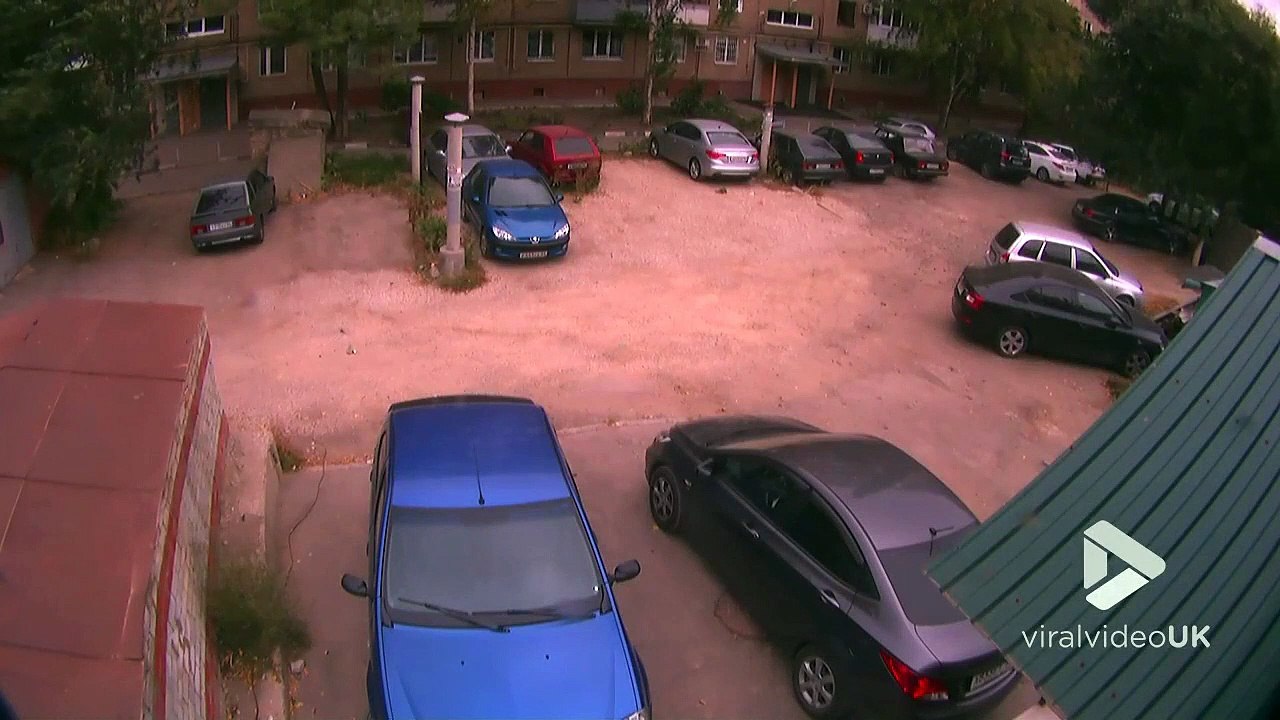 Cette femme a eu très très chaud aux fesses... Chute d'arbre